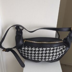 Boutique Stylish Black/White Houndstooth Women's Bag 11Wx7L Strap 17L NWOT